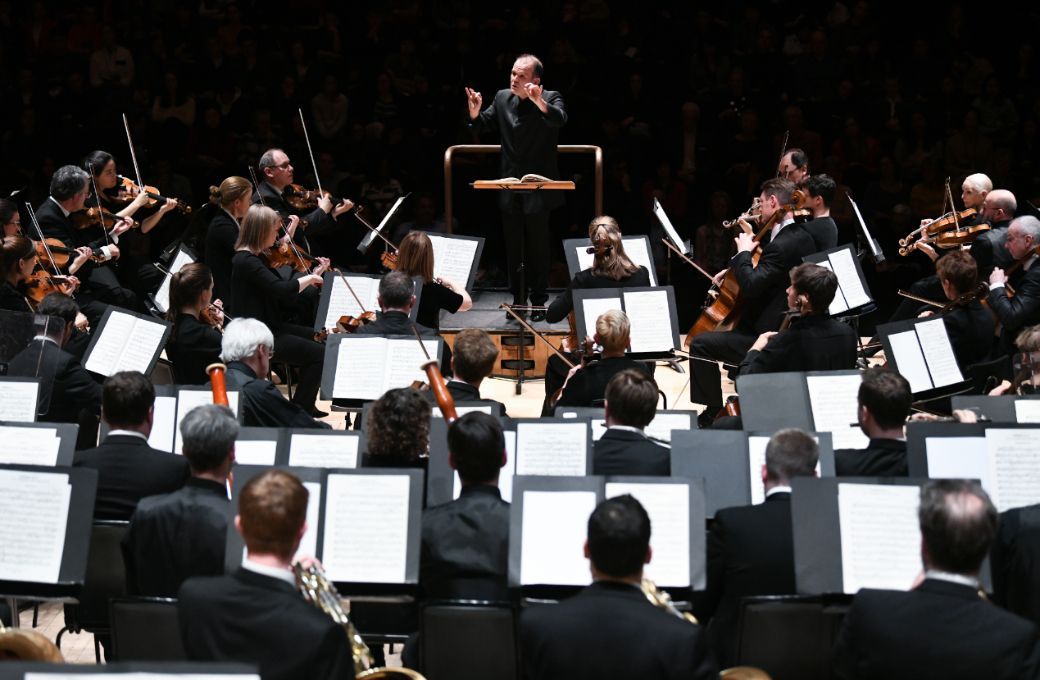 Fran&ccedil;ois-Xavier Roth conducts the LSO &copy; Doug Peters