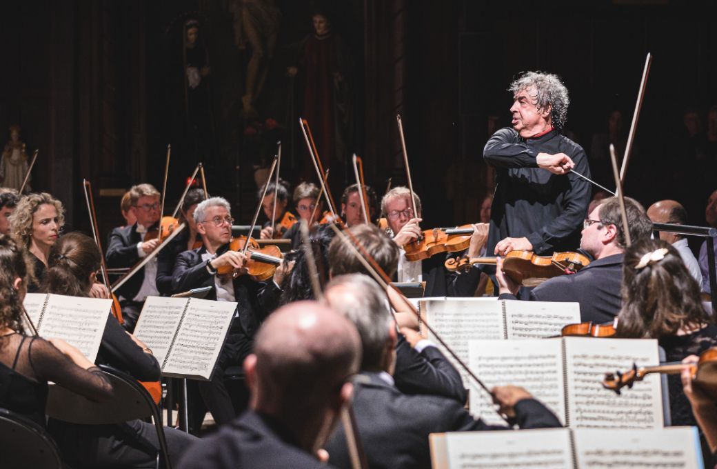 Semyon Bychkov conducts the Paris Opera Orchestra © Mathieu Mengaillou KOMCEBO