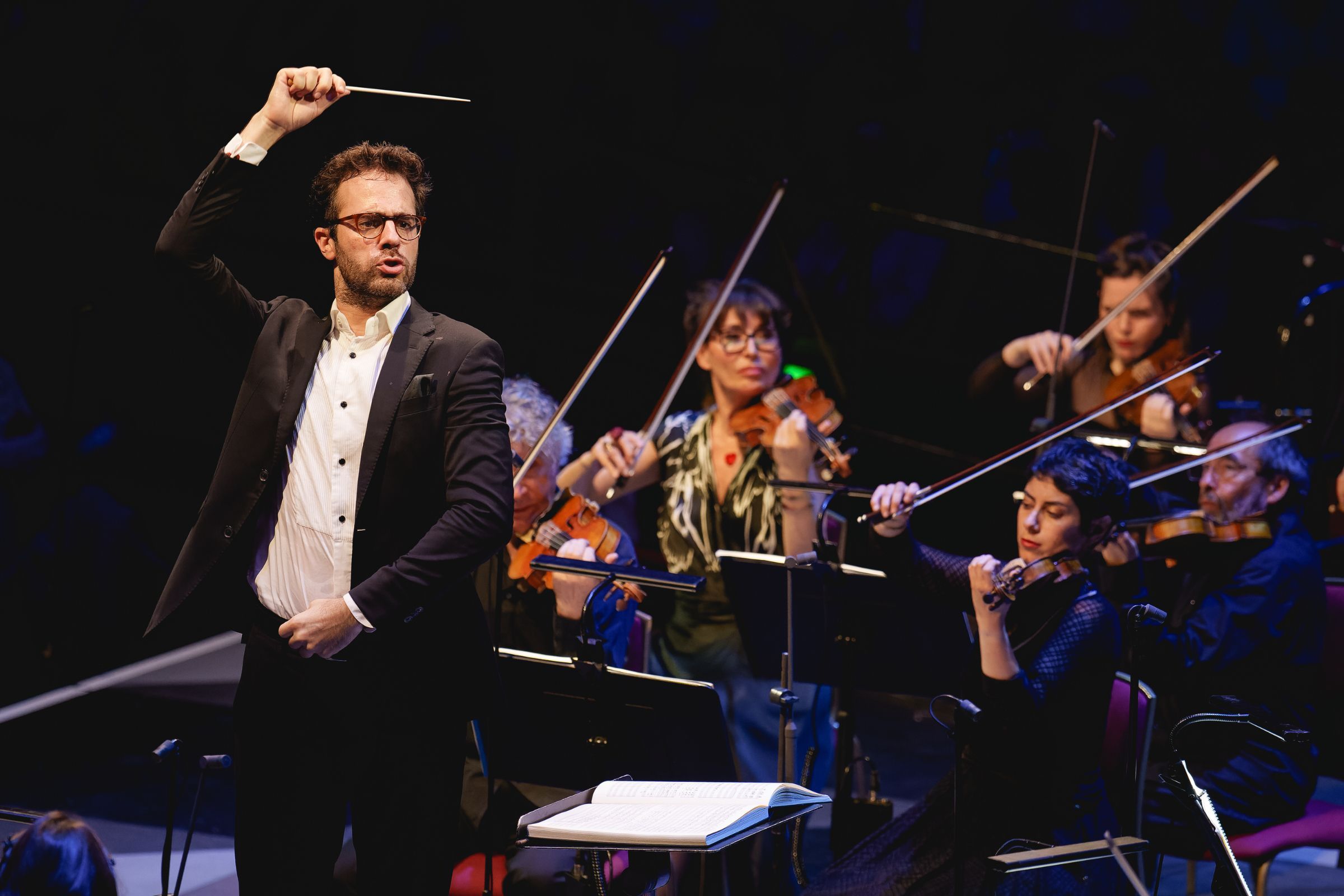 Dinis Sousa conducts the Orchestre Révolutionnaire et Romantique &copy; BBC | Andy Paradise