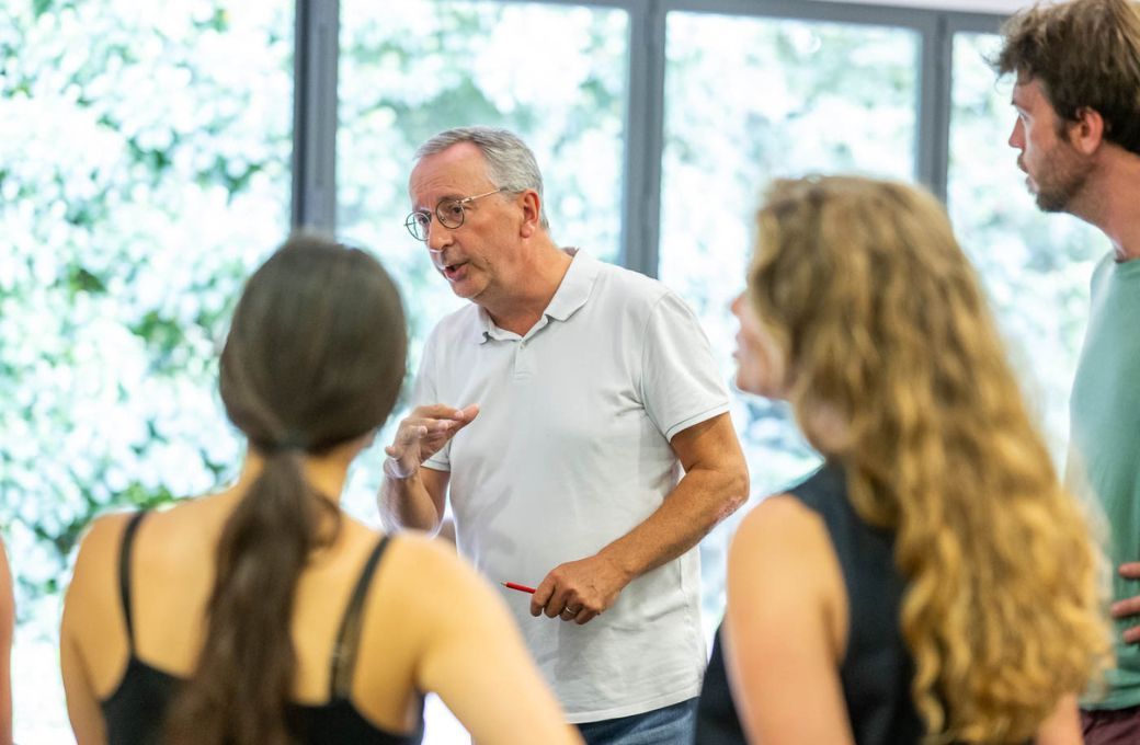 Paul Agnew in reheasal with Les Jardins des Voix © Julien Gazeau