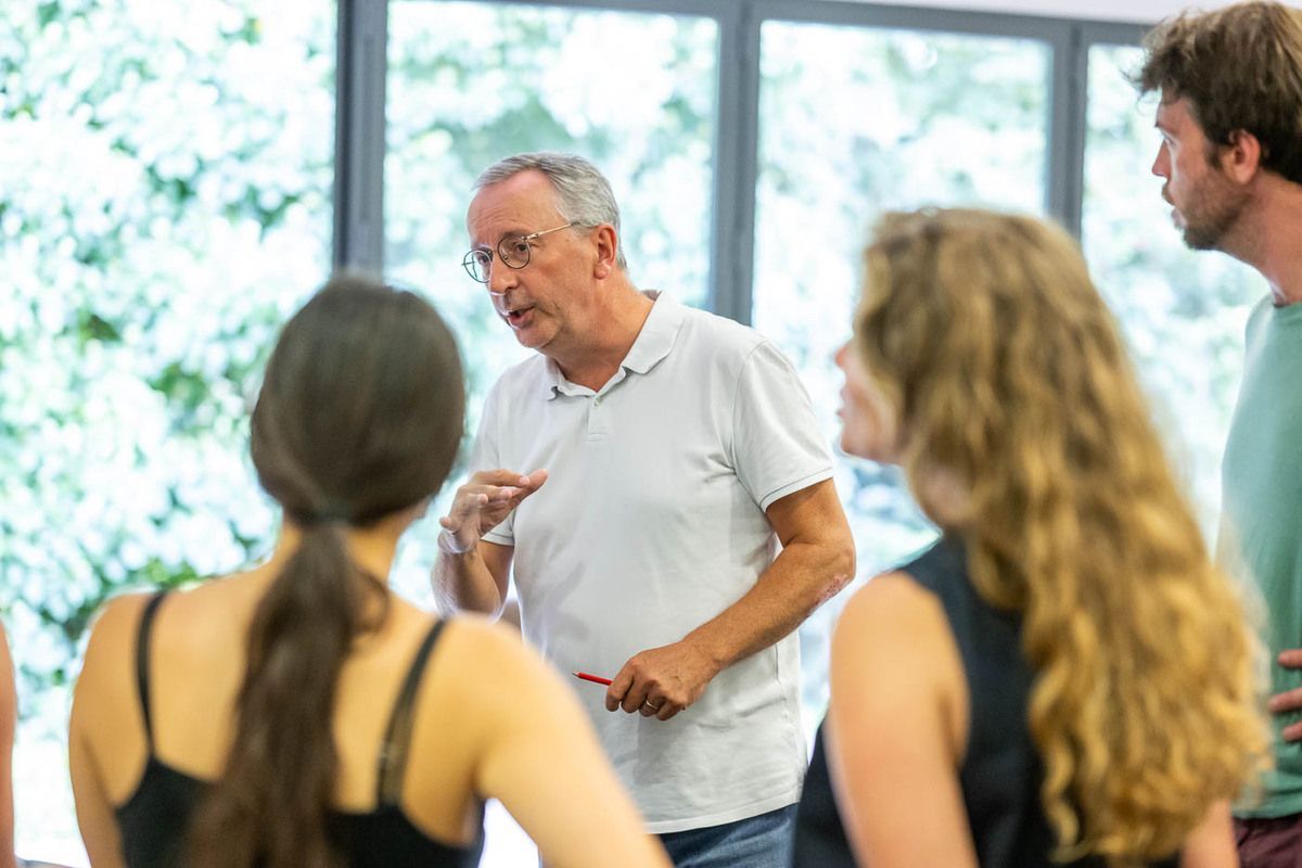 Paul Agnew in reheasal with Les Jardins des Voix © Julien Gazeau