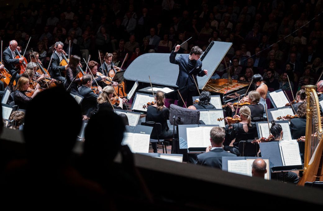 Peltokoski performs with pianist Yuja Wang &copy; Karen van Glist