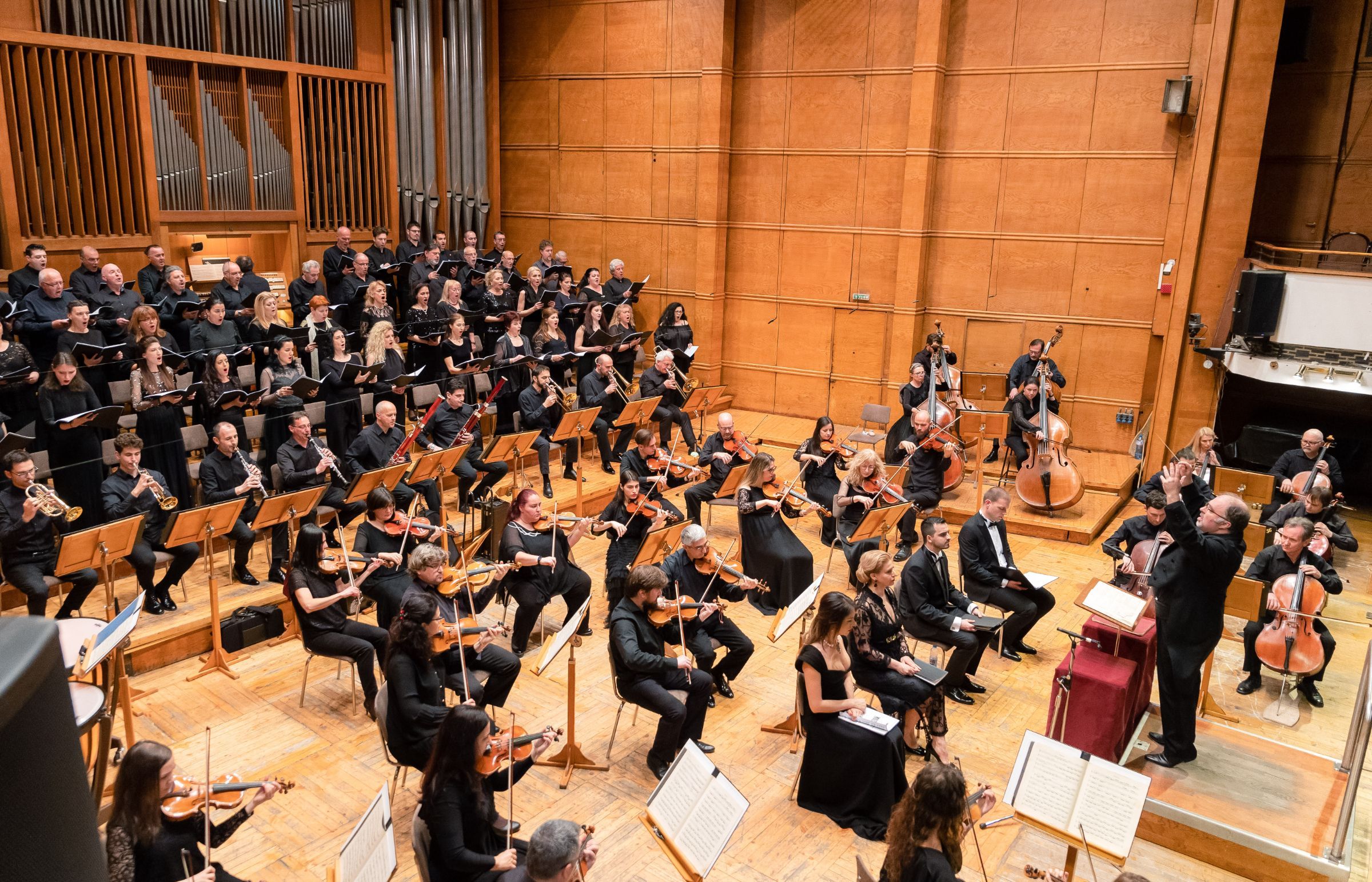Nayden Todorov conducting the Sofia Philharmonic in Mozart's <i>Requiem</i> &copy; Viktoria Vucheva