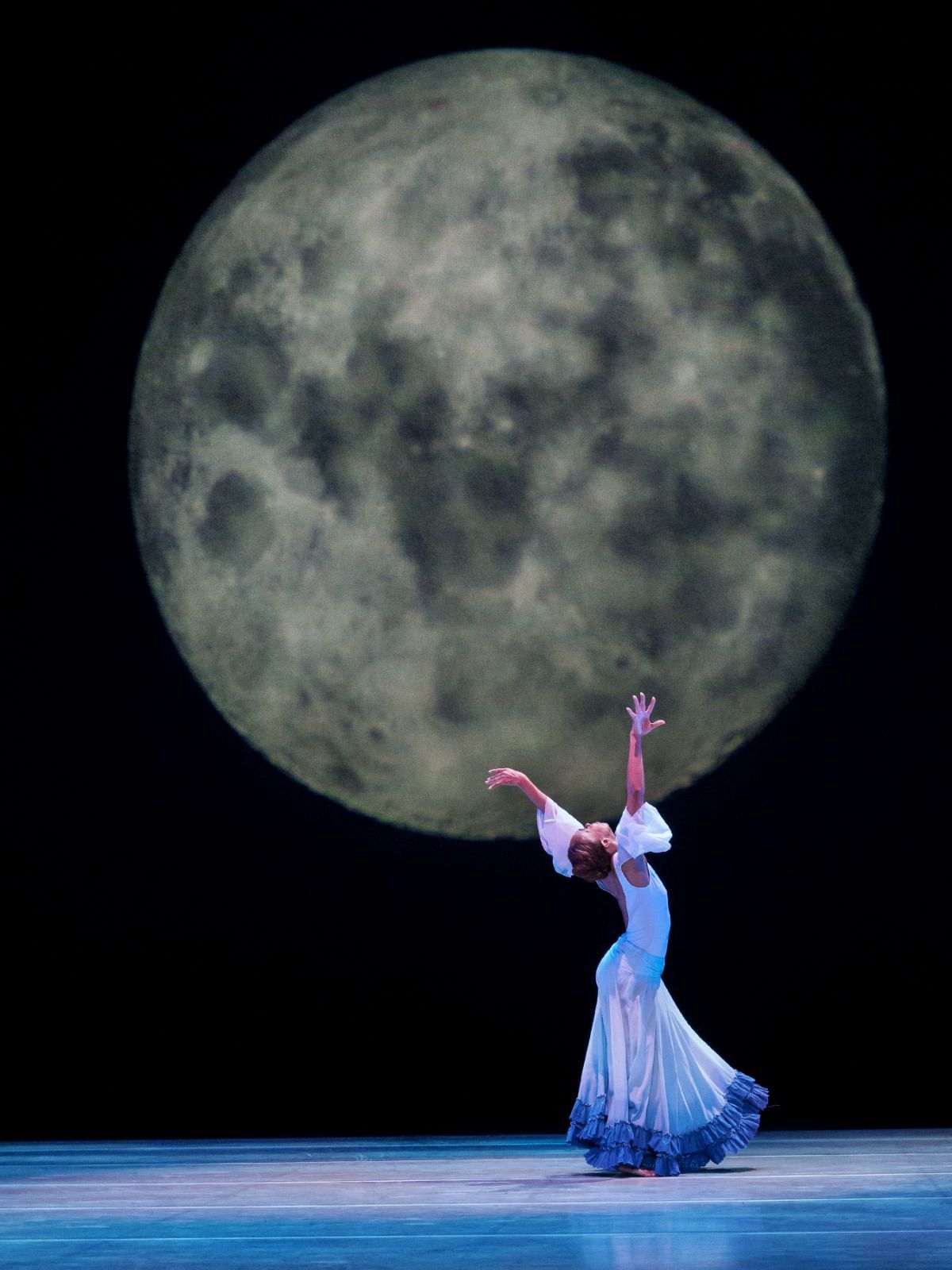 Constance Stamatiou in Ronald K Brown's <i>Dancing Spirit</i> © Paul Kolnik