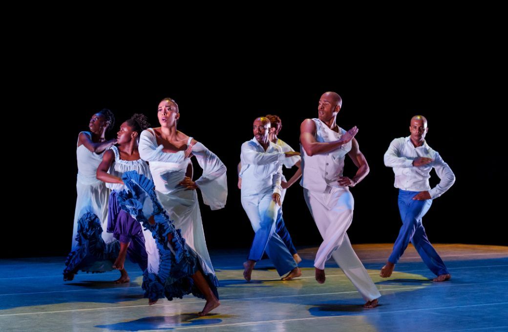 Alvin Ailey American Dance Theater in Ronald K Brown's <i>Dancing Spirit</i> © Paul Kolnik