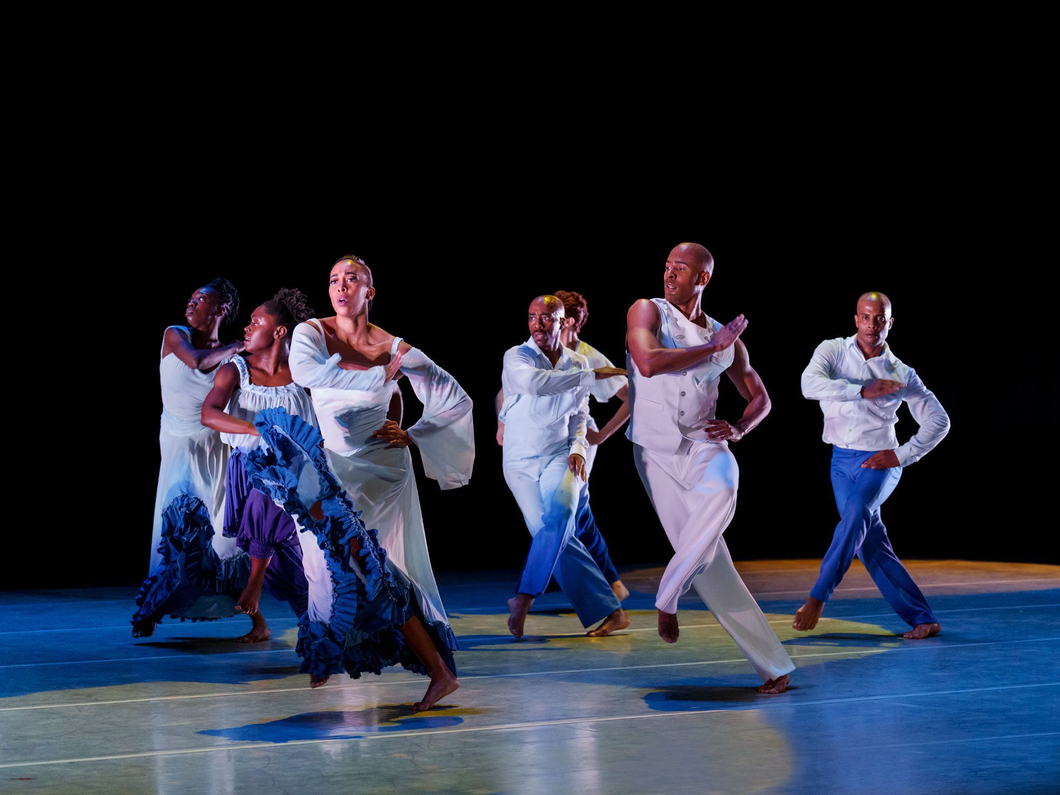 Alvin Ailey American Dance Theater in Ronald K Brown's <i>Dancing Spirit</i> © Paul Kolnik