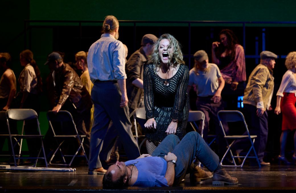 Evelyn Herlitzius (Leokadia Begbick) und Nikolai Schukoff (Jimmy Mahoney) &copy; Cl&auml;rchen &amp; Matthias Baus | De Nationale Opera