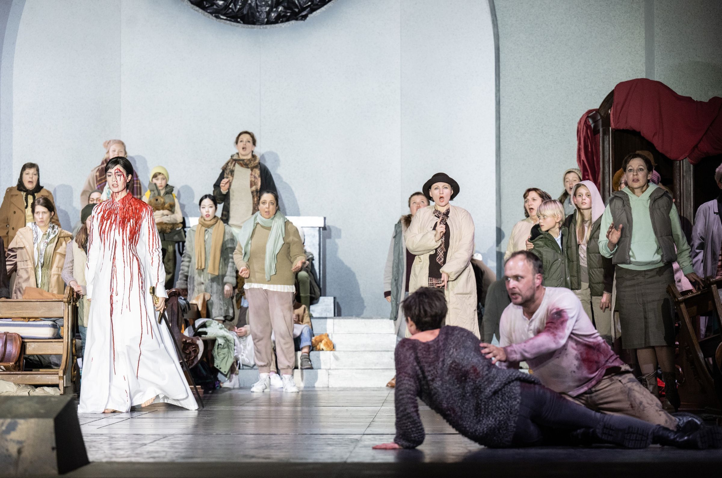 Mara Guseynova (Engel), Maria Kataevea (Johanna) und Richard Šveda (Lionel) &copy; Sandra Then