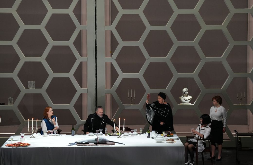 Jessica Niles (Sandra), Gidon Saks (Alexander), Susan Bickley (Victoria) and Sarah Defrise (Naomi) © Karl Forster