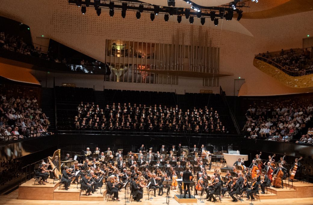 Klaus Mäkelä dirige <i>Les Cloches</i> lors du concert d'ouverture de saison © Sophie Le Roux