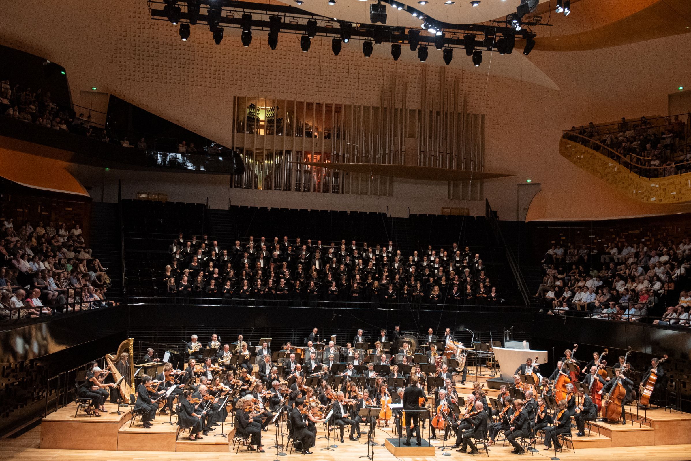 Klaus Mäkelä dirige <i>Les Cloches</i> lors du concert d'ouverture de saison © Sophie Le Roux