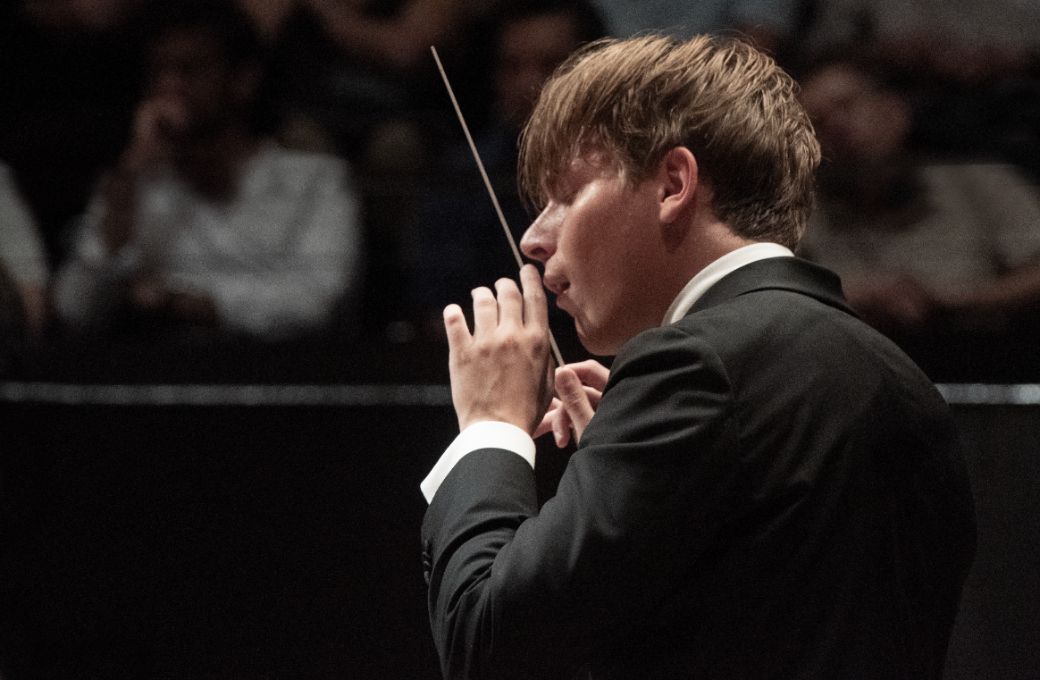 Klaus Mäkelä dirige l'Orchestre de Paris lors du concert d'ouverture de saison © Sophie Le Roux