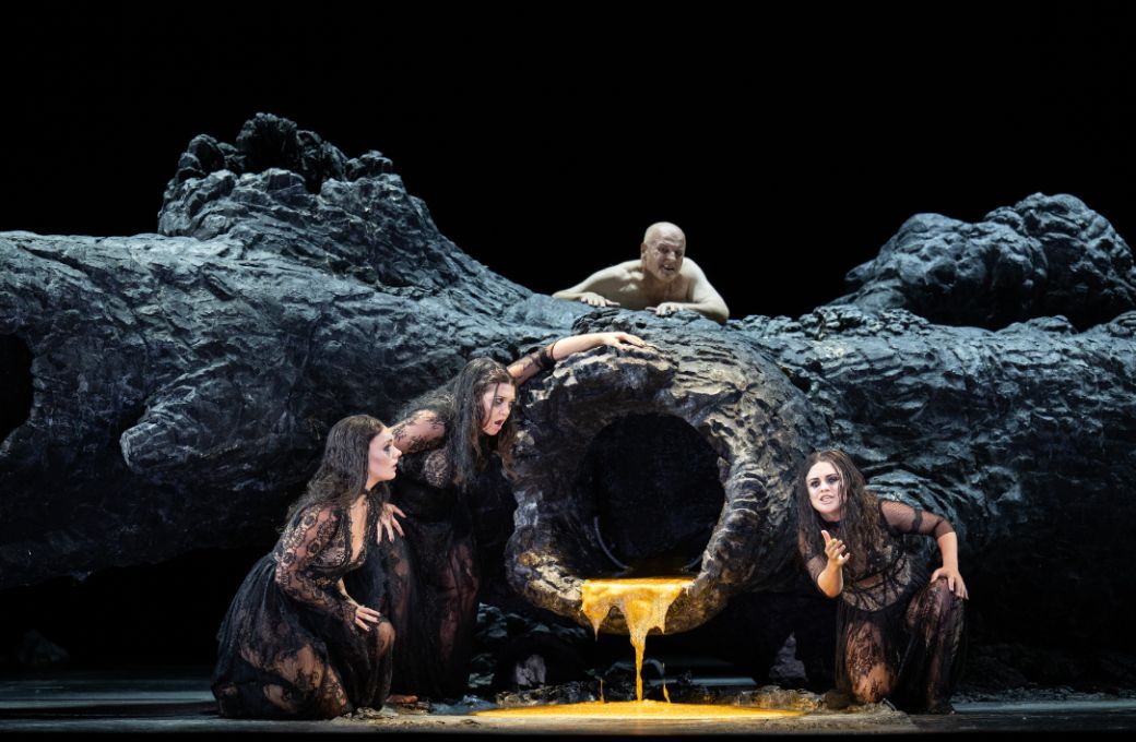Katharina Konradi, Niamh O'Sullivan, Marvic Monreal (Rhinemaidens) and Christopher Purves (Alberich) © ROH | Monika Rittershaus