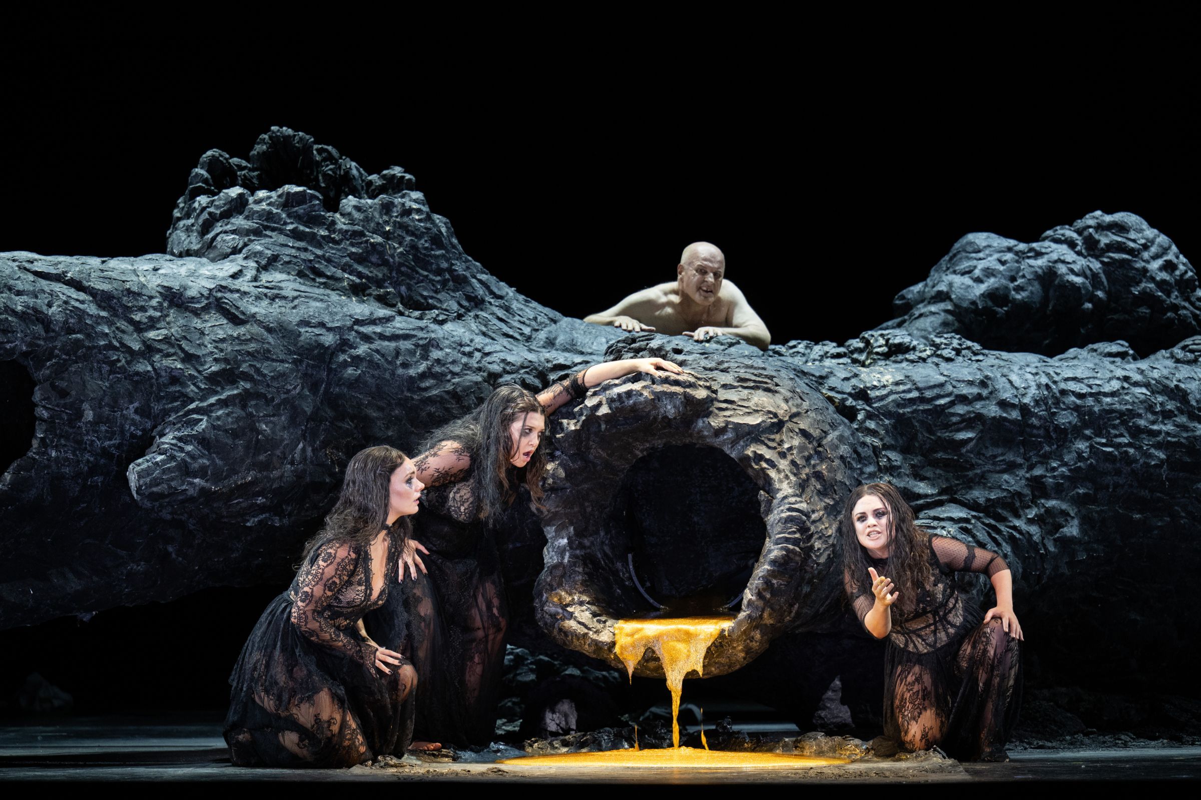Katharina Konradi, Niamh O'Sullivan, Marvic Monreal (Rhinemaidens) and Christopher Purves (Alberich) © ROH | Monika Rittershaus