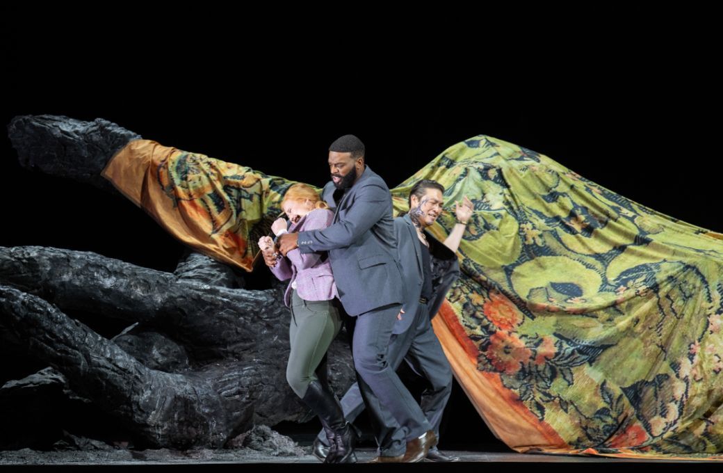 Kiandra Howarth (Freia), Soloman Howard (Fafner) and Insung Sim (Fasolt) © ROH | Monika Rittershaus