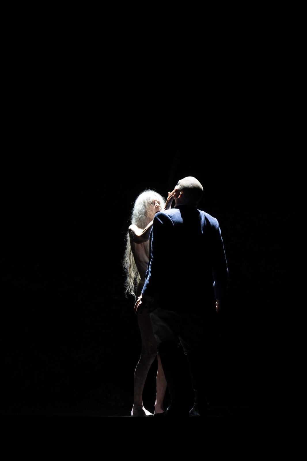 Rose Knox-Peebles (Erda) and Christopher Maltman (Wotan) © ROH | Monika Rittershaus