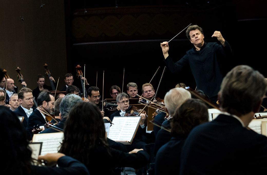 Jakub Hrůša conducts the Vienna Philharmonic © Cristina Tanase