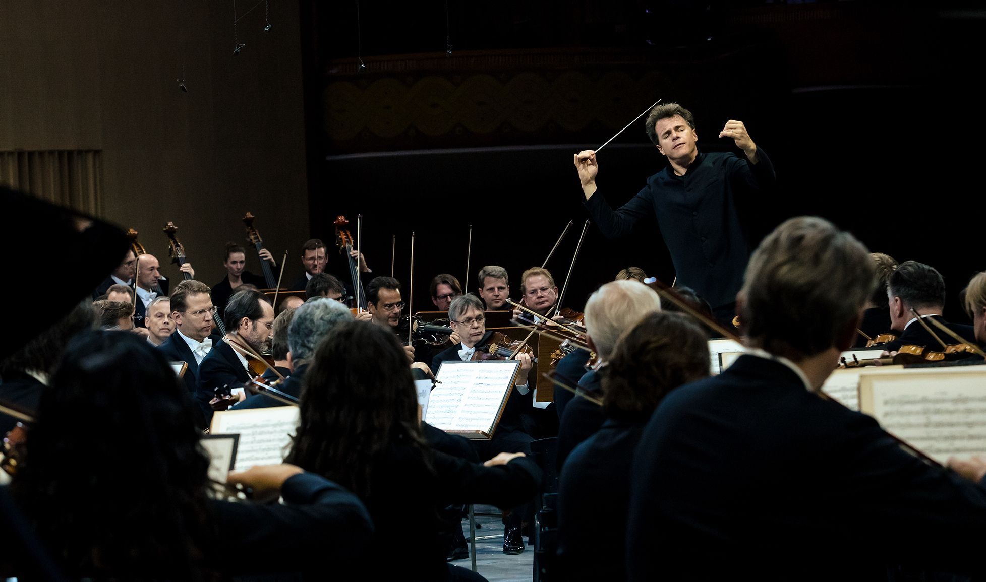 Jakub Hrůša conducts the Vienna Philharmonic © Cristina Tanase