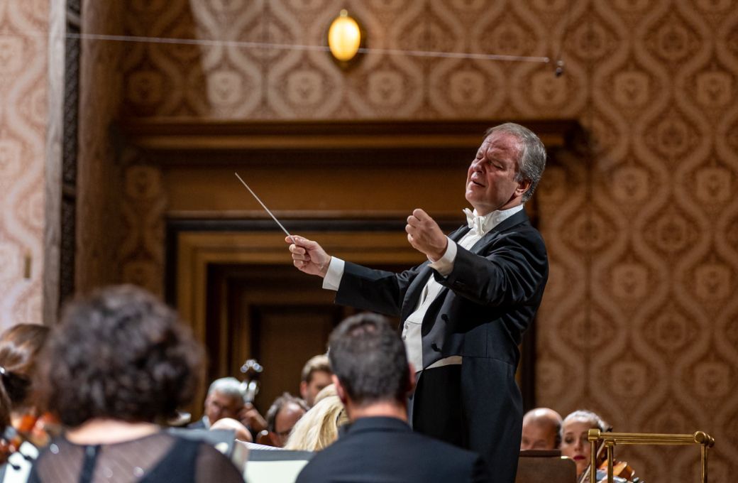 Sakari Oramo conducts the Czech Philharmonic © Dvořák's Prague