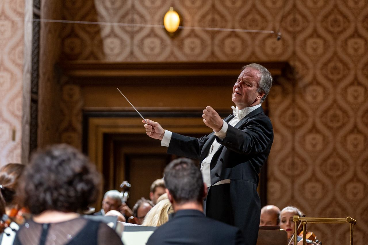 Sakari Oramo conducts the Czech Philharmonic © Dvořák's Prague