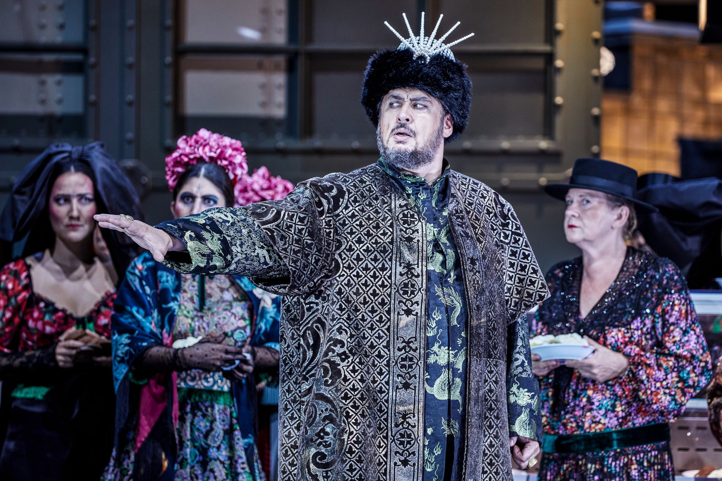 Alexander Tsymbalyuk (Boris Godunov) and the Chor der Hamburgischen Staatsoper &copy; Brinkhoff | Mögenburg