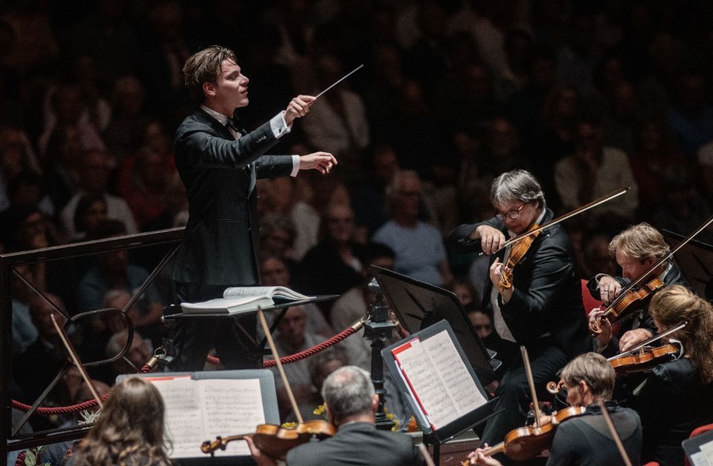 Klaus Mäkelä conducts the Royal Concertgebouw Orchestra &copy; Marco Borggreve (2022)
