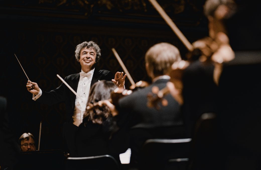 Semyon Bychkov conducts the Czech Philharmonic at the Rudolfinum &copy; Marco Borggreve