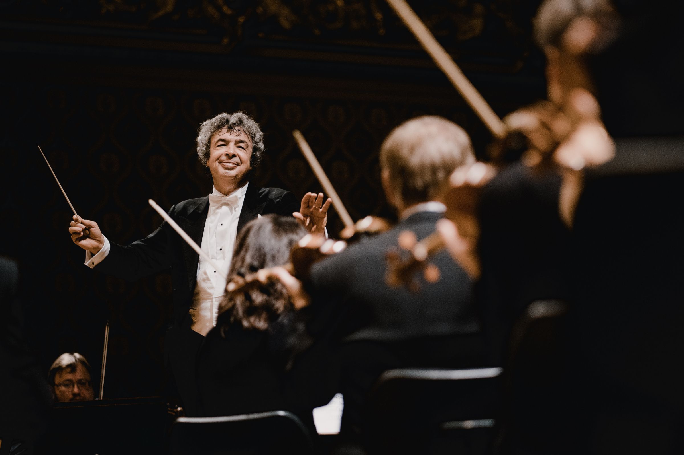 Semyon Bychkov conducts the Czech Philharmonic at the Rudolfinum &copy; Marco Borggreve