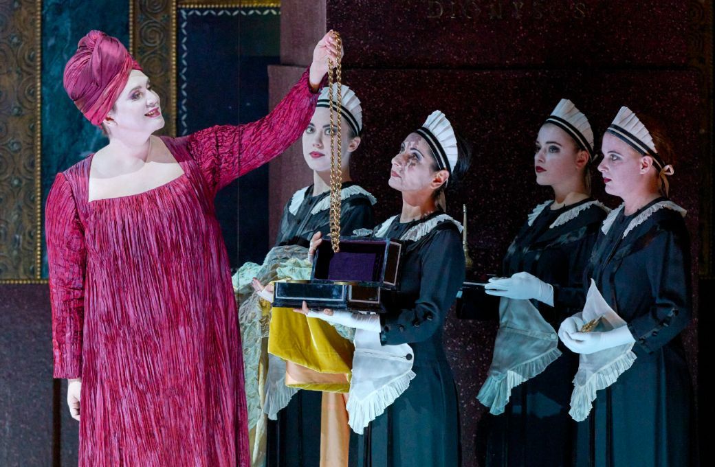 Noa Beinart (Gaea) &copy; Wiener Staatsoper | Michael P&ouml;hn
