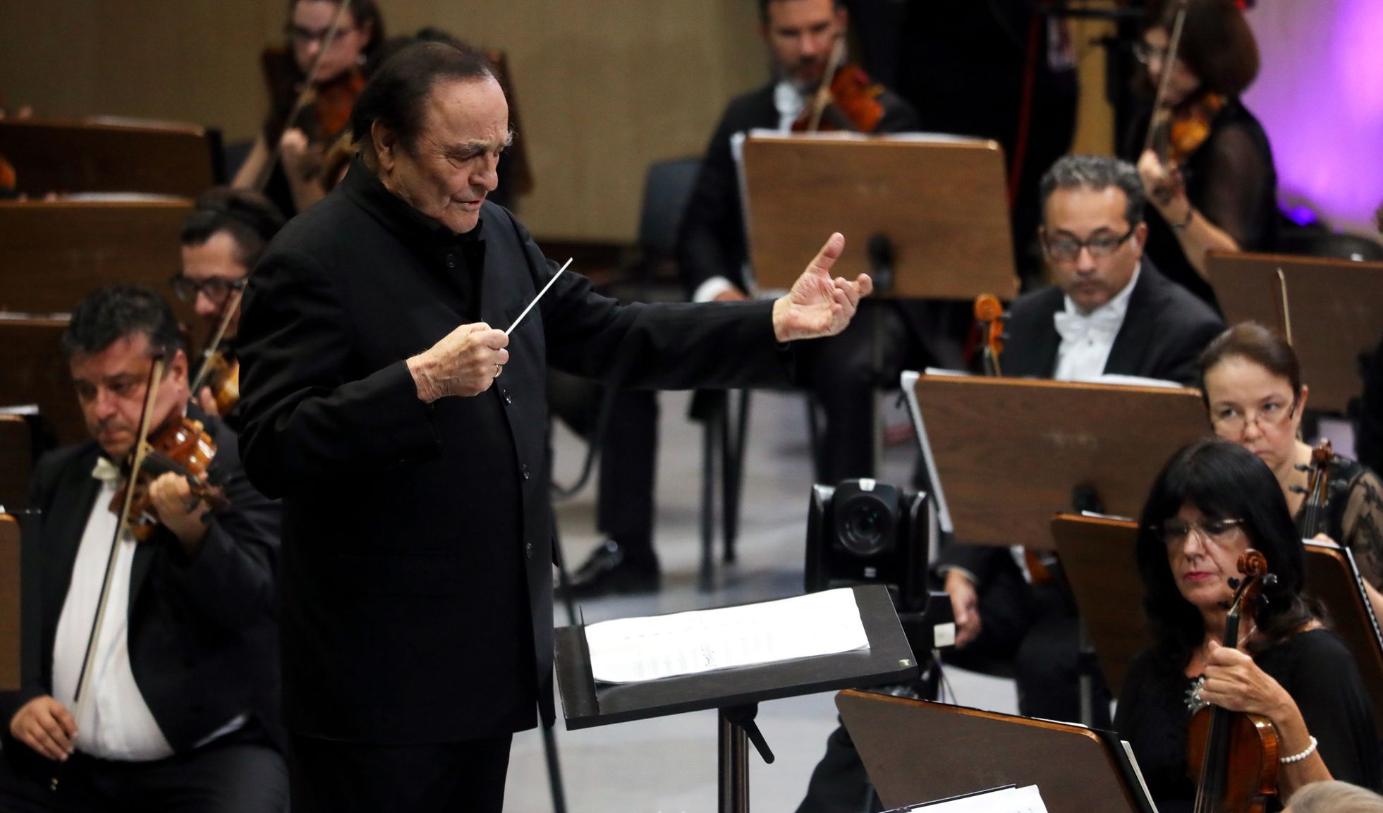 Charles Dutoit conducts the Hungarian National Philharmonic Orchestra &copy; Cătălina Filip