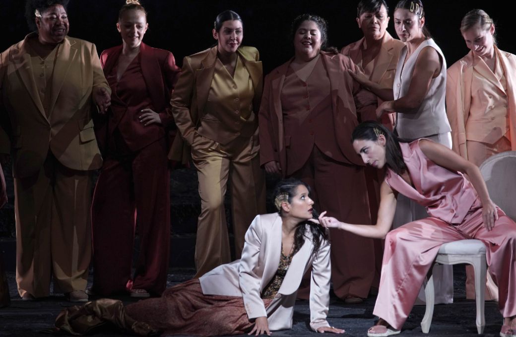 Sara Blanch (Dirc&eacute;) y el coro femenino &copy; Javier del Real | Teatro Real
