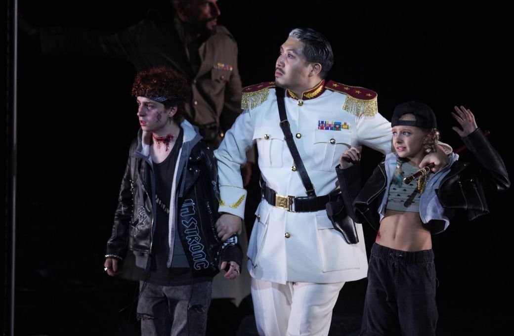 Jongmin Park (Creonte), Ismael Palacios y Valeria Grandio (hijos de Medea) &copy; Javier del Real | Teatro Real