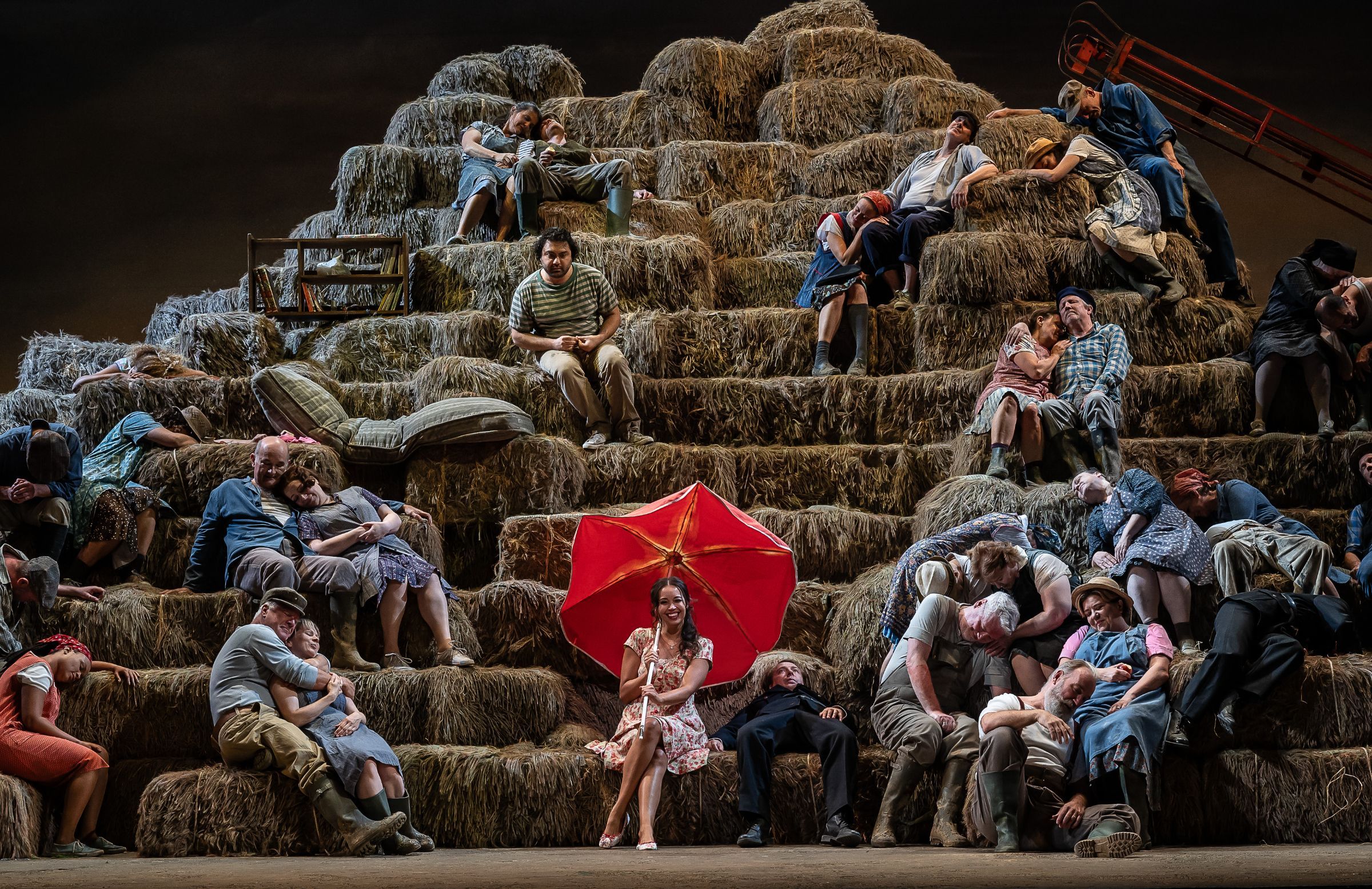 Liparit Avetisyan (Nemorino), Nadine Sierra (Adina) and the Royal Opera Chorus &copy; ROH | Clive Barda