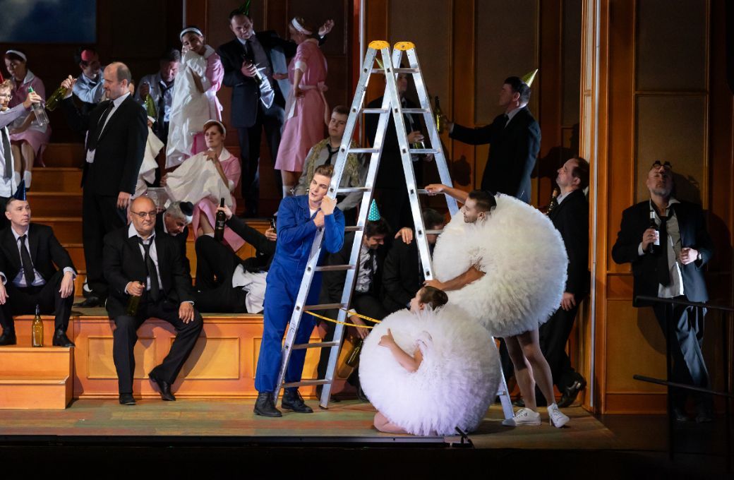 Petr Nekoranec (Nemorino) and the Prague State Opera Chorus &copy; Zdeněk Sokol, ND