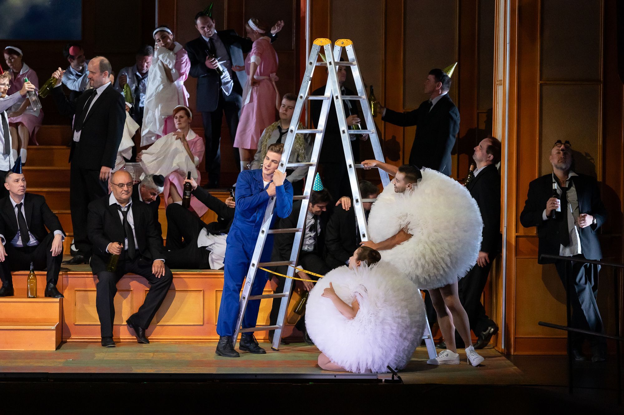 Petr Nekoranec (Nemorino) and the Prague State Opera Chorus &copy; Zdeněk Sokol, ND