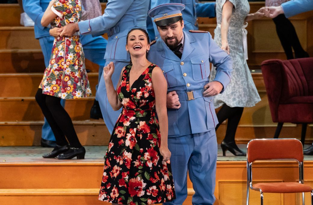 Vera Talerko (Adina), Pavol Kub&aacute;ň (Belcore) and the Prague State Opera Chorus &copy; Zdeněk Sokol, ND