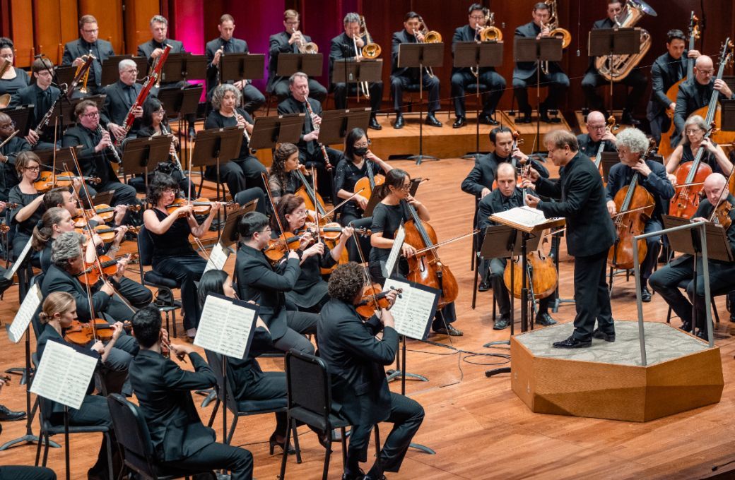 Ludovic Morlot conducts the Seattle Symphony &copy; Brandon Patoc
