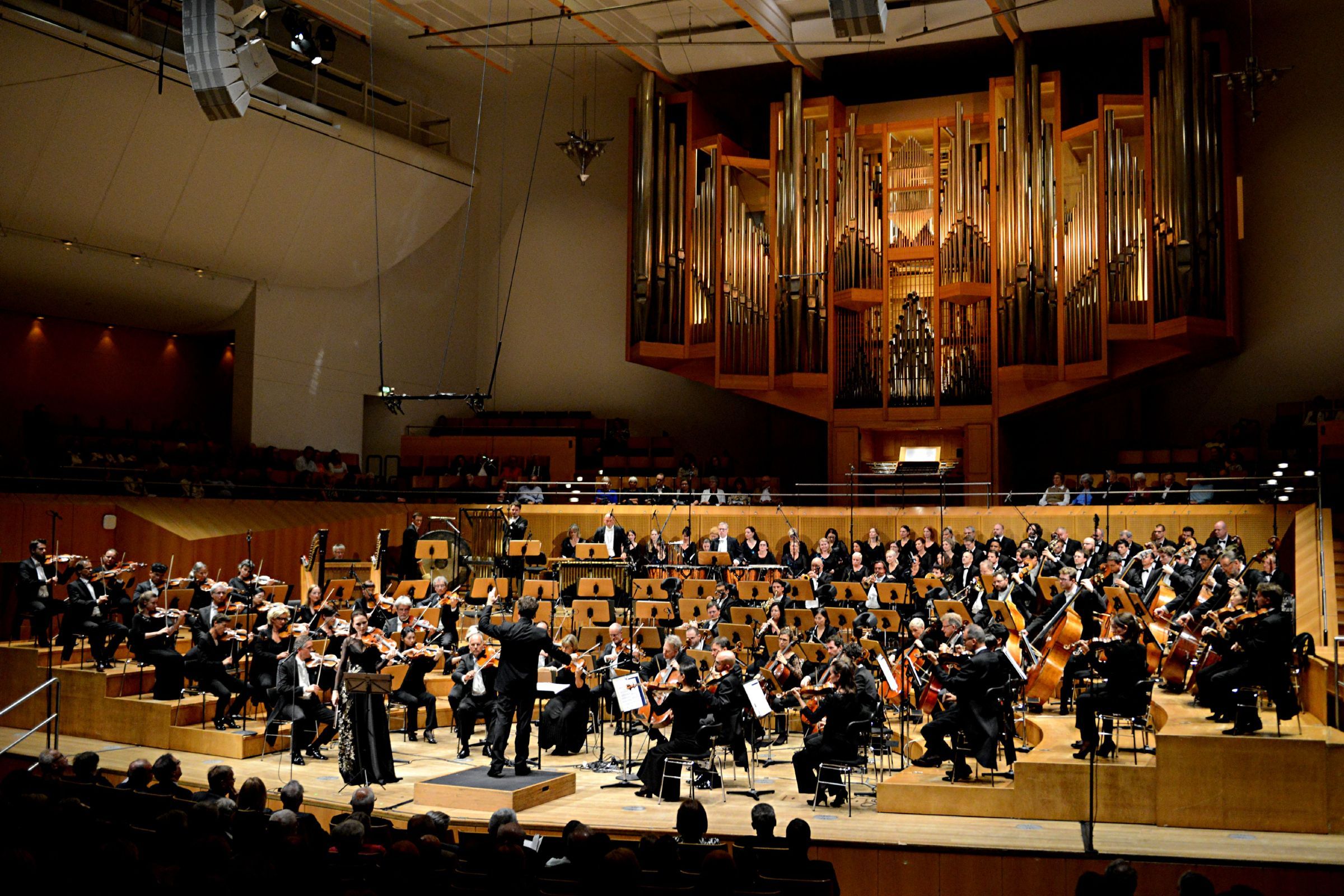 Jakub Hrůša dirigiert die Bamberger Symphoniker &copy; Helmut Ölschlegel