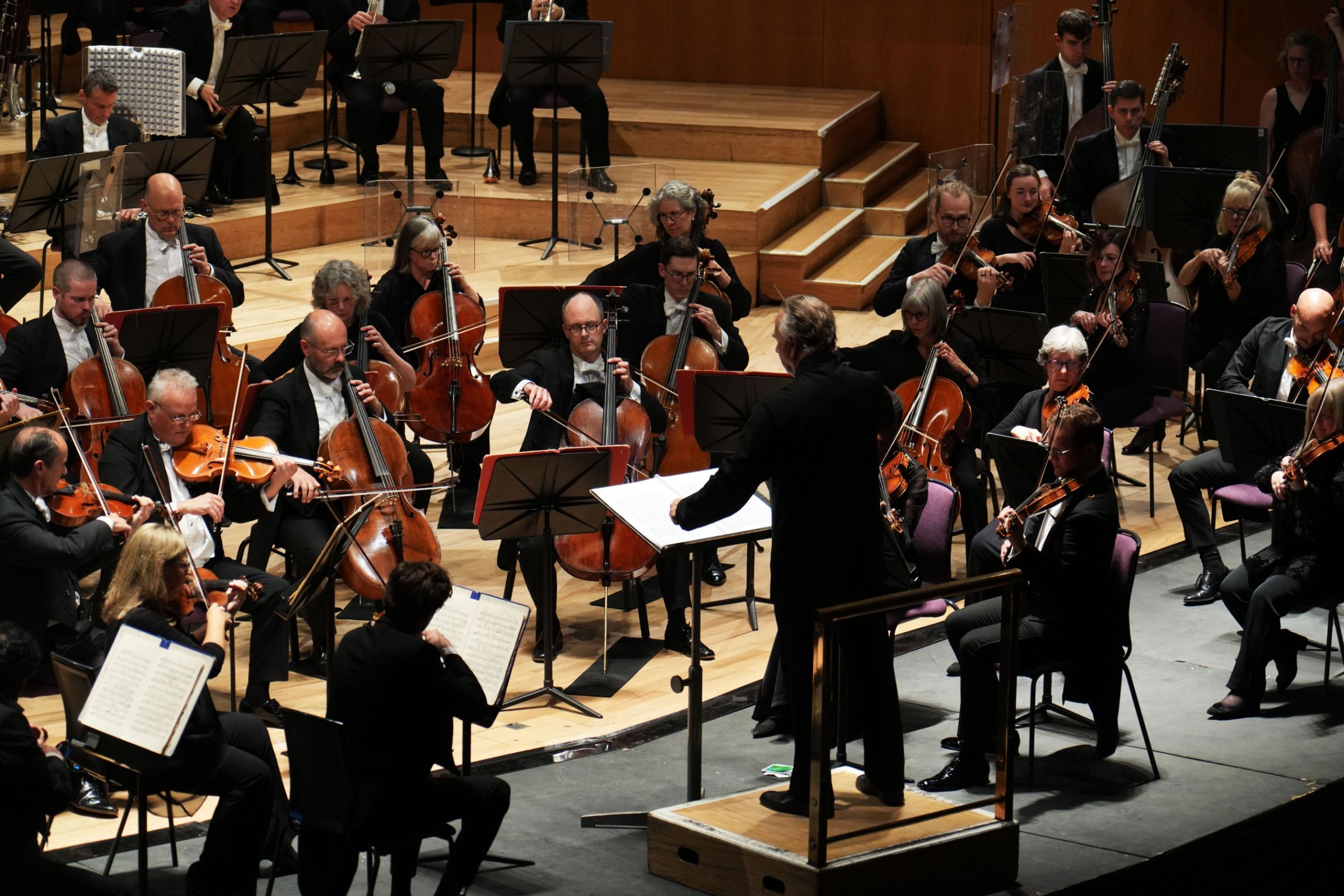 Sir Mark Elder conducts The Hallé &copy; Alex Burns | The Hallé