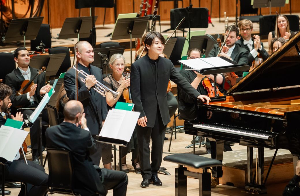 Jason Evans, Seong-Jin Cho and the Philharmonia © Ikin Yum