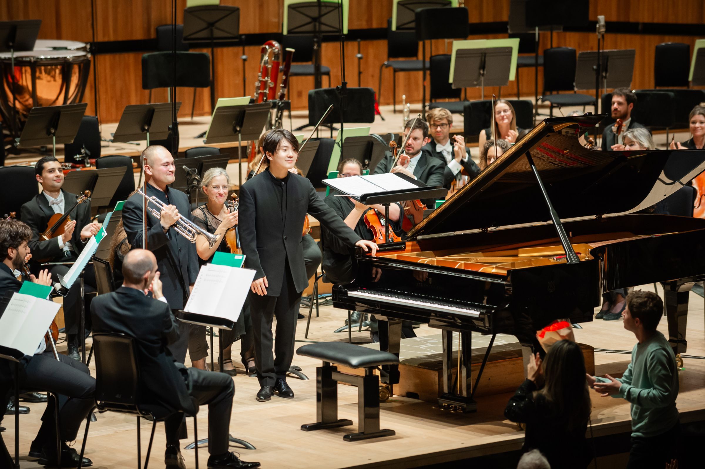 Jason Evans, Seong-Jin Cho and the Philharmonia © Ikin Yum