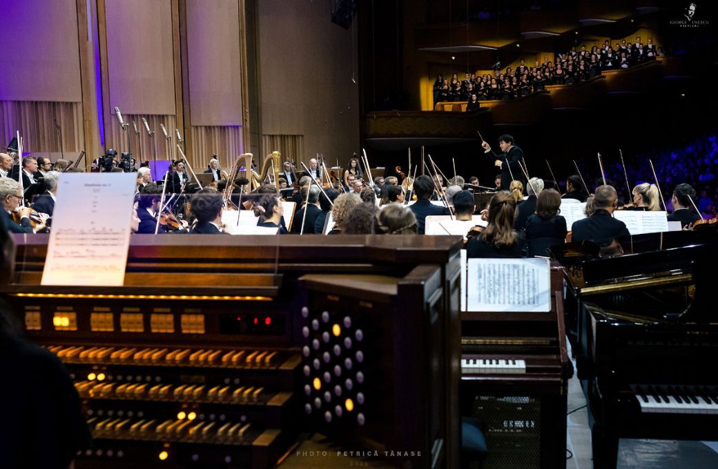 Cristian Măcelaru dirige la <i>Troisi&egrave;me Symphonie</i> d'Enesco &agrave; Bucarest &copy; Petrică Tănase