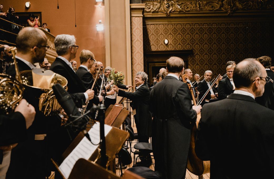 Semyon Bychkov with the Czech Philharmonic after a performance at the Rudolfinum &copy; Marco Borggreve