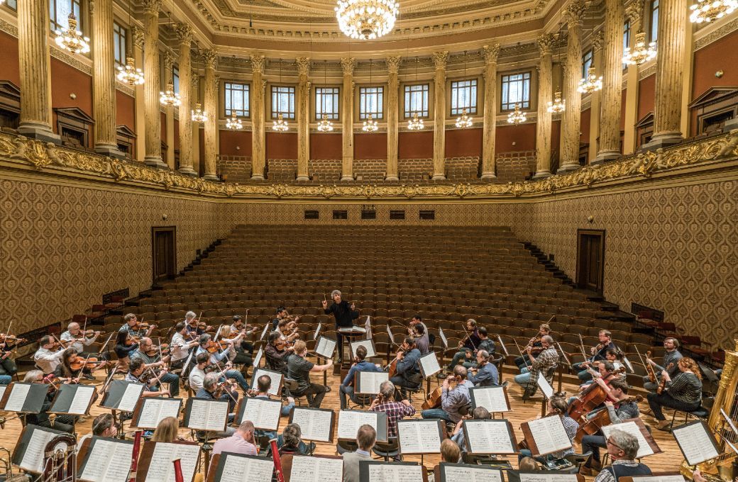 Bychkov and the Czech Philharmonic rehearse in the Rudolfinum &copy; Marco Borggreve