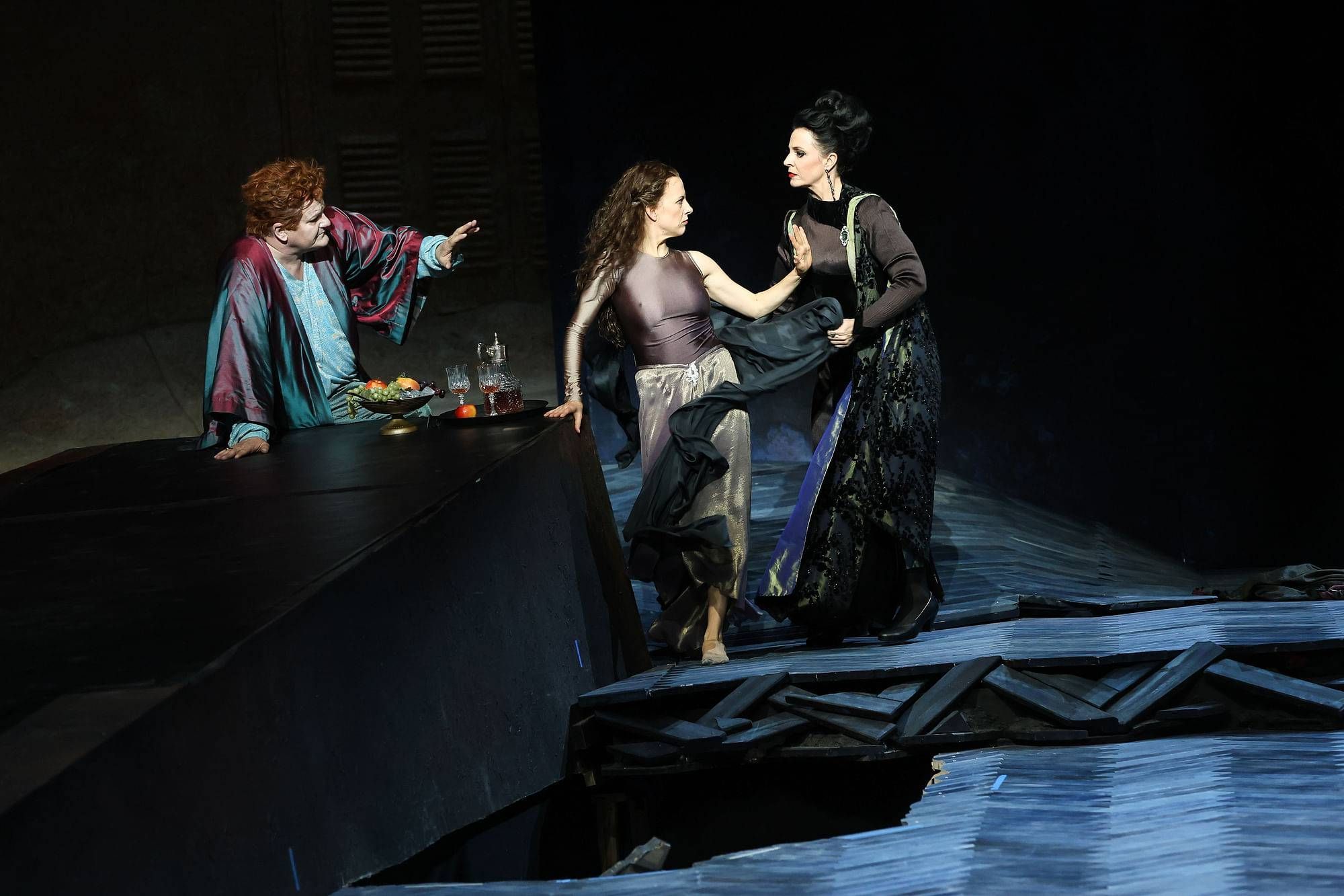 Wolfgang Ablinger-Sperrhacke (Herodes), Astrid Kessler (Salome) und Ursula Pfitzner (Herodias) &copy; Barbara Pálffy | Volksoper Wien