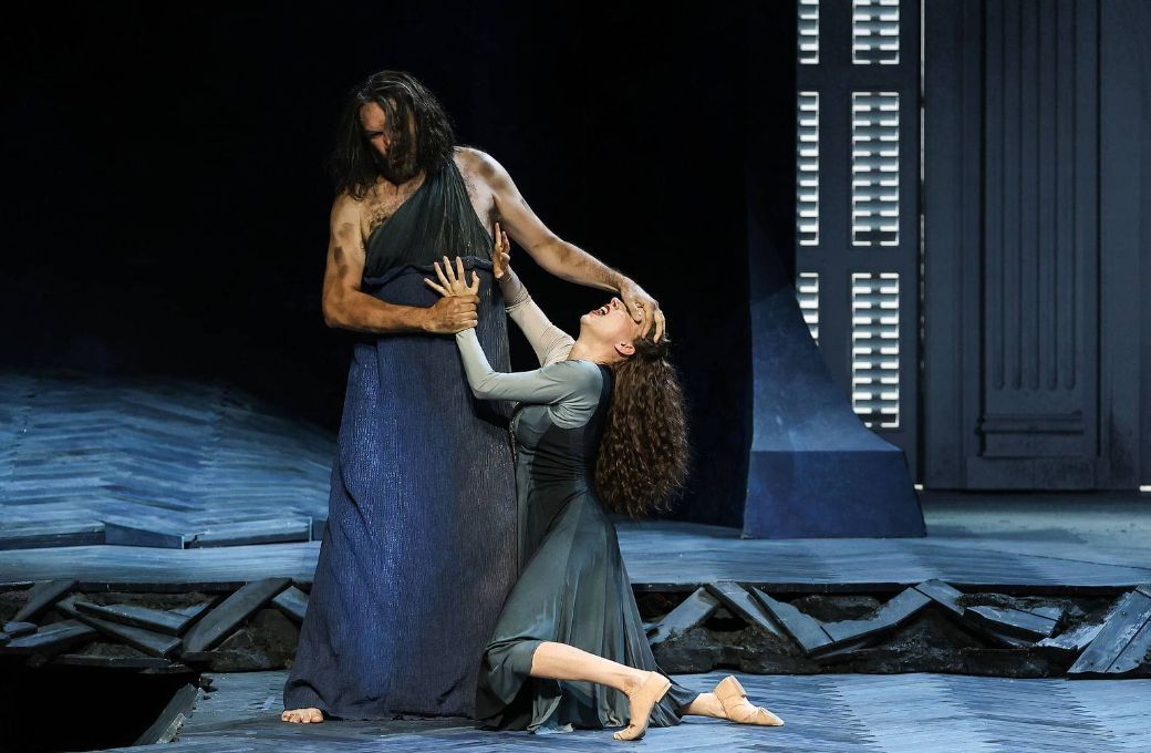 Tommi Hakala (Jochanaan) und Astrid Kessler (Salome) &copy; Barbara P&aacute;lffy | Volksoper Wien