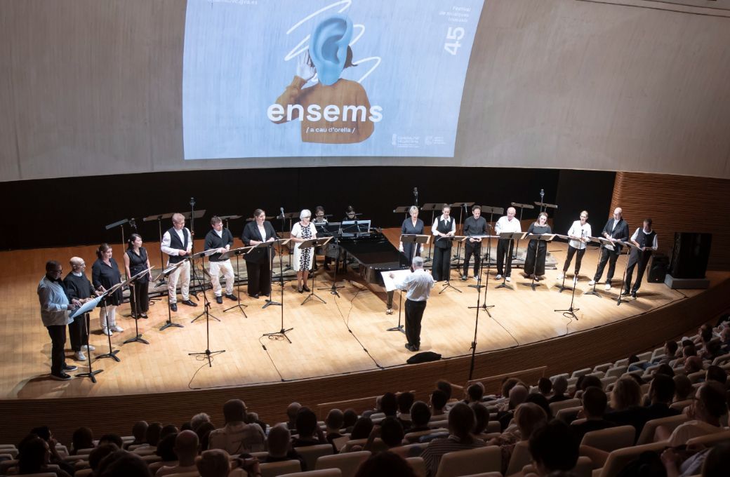 SWR Vokalensemble, Yukiko Sugawara y Tomoko Hemmi (pianos), y Marcus Creed (dirección) © Fotos Archivo Festival Ensems | Contra Vent i Fusta