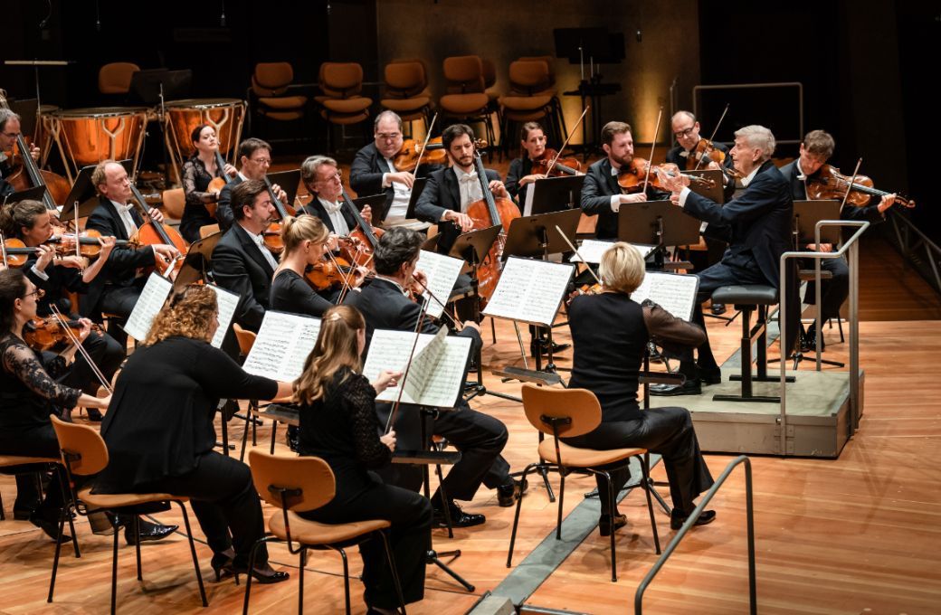 Herbert Blomstedt dirigiert Strauss' <i>Metamorphosen</i> © Stephan Rabold