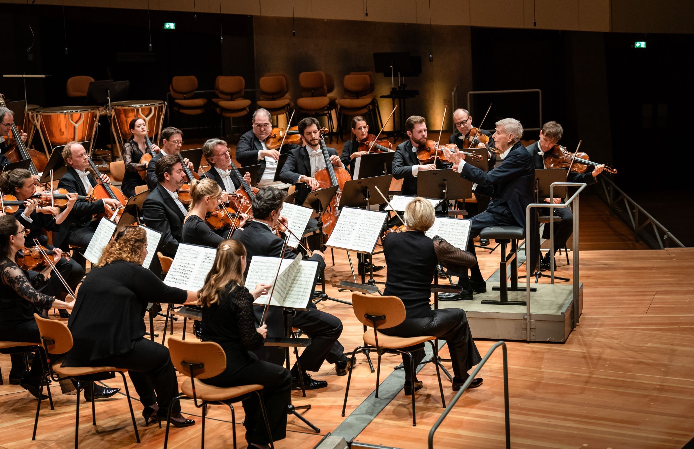 Herbert Blomstedt dirigiert Strauss' <i>Metamorphosen</i> © Stephan Rabold