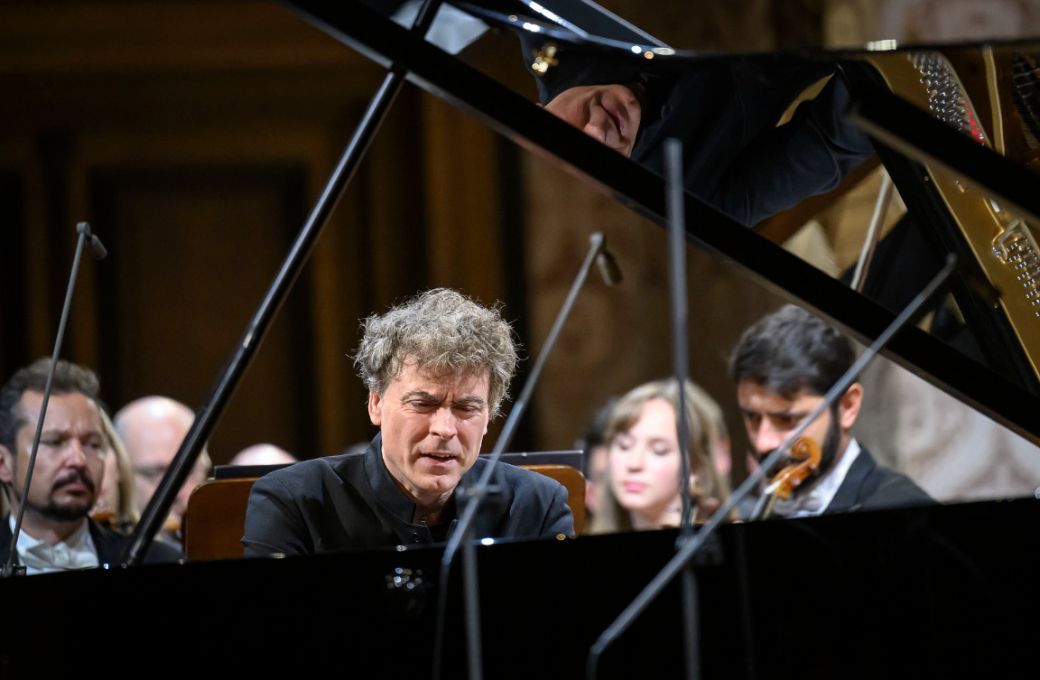 Paul Lewis and the Prague Radio Symphony Orchestra &copy; Petra Hajsk&aacute;
